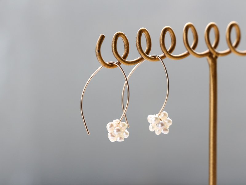 14kgf-minimalist marquis pearl pierced earrings - 耳环/耳夹 - 宝石 白色