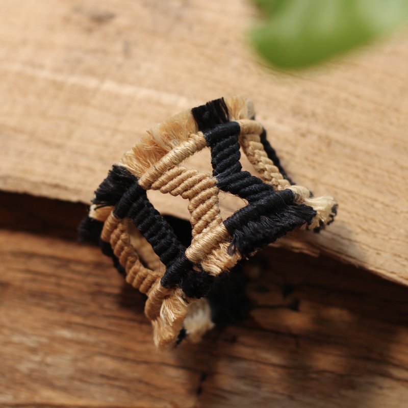 女神的信物 Macramé 编织手环 魔法黑 - 手链/手环 - 棉．麻 
