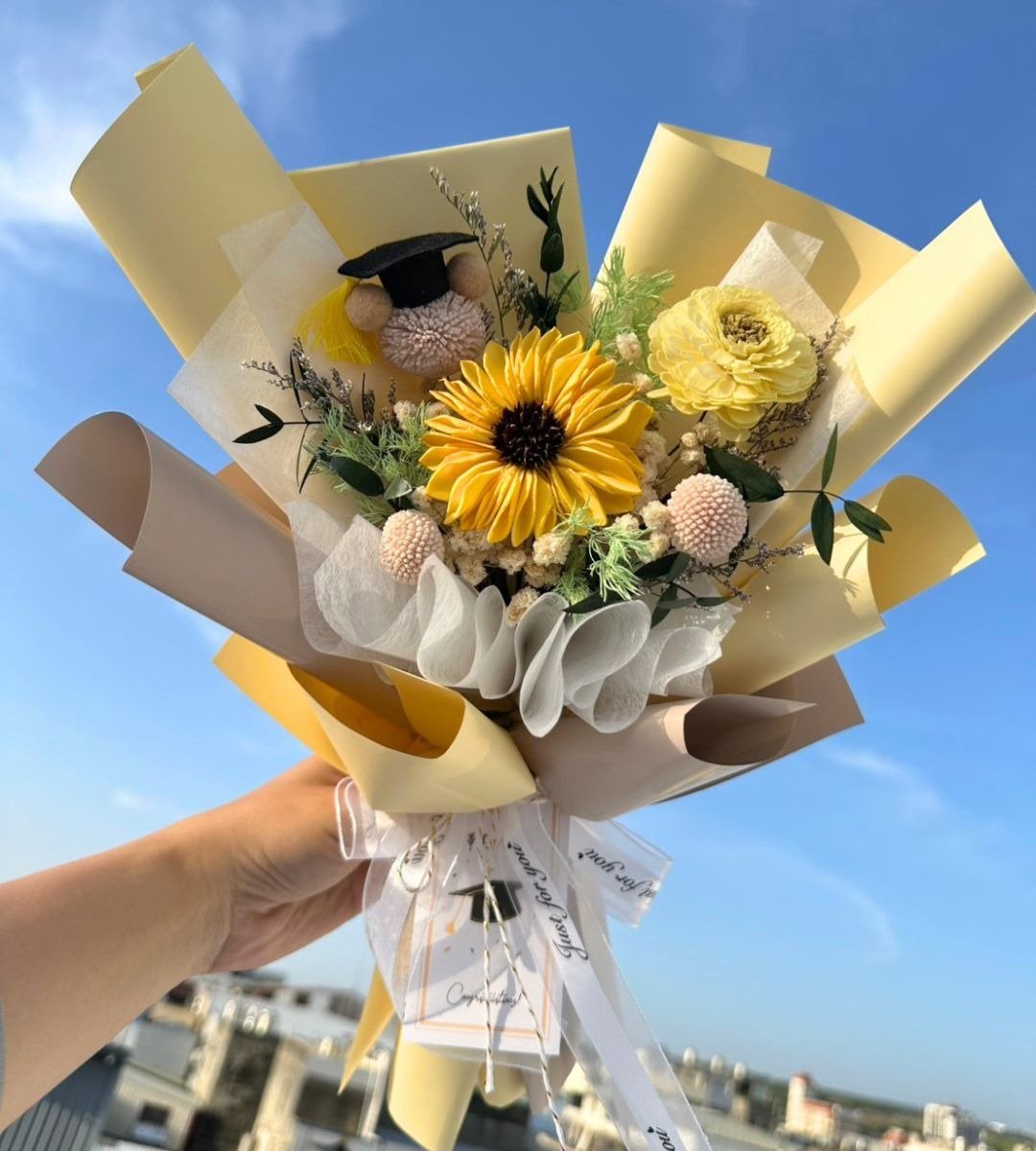 愈心花艺 | |毕业花礼 | 向阳毕业熊索拉花束 毕业花束 - 干燥花/捧花 - 植物．花 