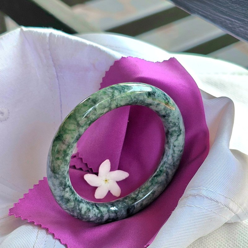 天然翡翠手镯 缅甸翡翠手镯 浅绿色带绿色斑点 甜甜圈形状 自然 尺寸 55.6 毫米 - 手链/手环 - 玉石 绿色