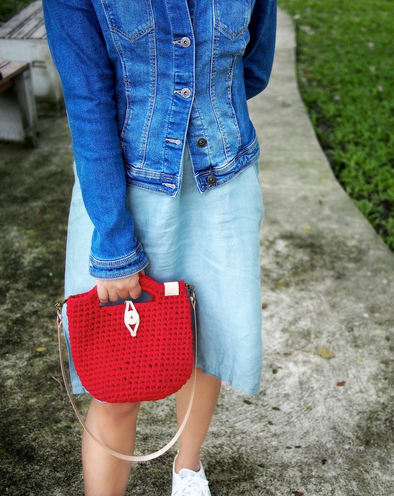 Handmade crochet bag red (t-shirt yarn) with natural color leather strap - 手提包/手提袋 - 聚酯纤维 红色