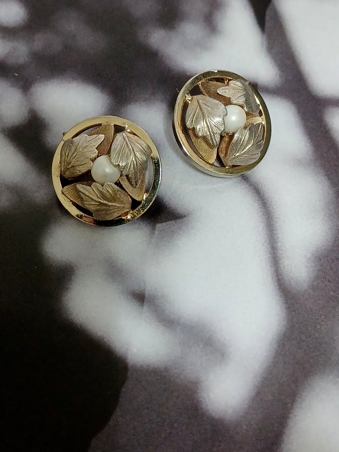 vintage jewelry  Sarah cov 古董夹式耳环 三叶珍珠 - 耳环/耳夹 - 其他金属 