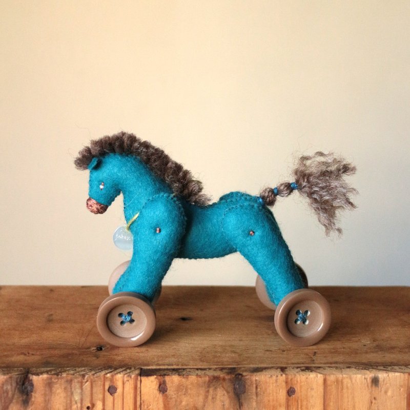 立体手缝偶摆饰 / 蓝绿大马 #99 - 徽章/别针 - 绣线 蓝色