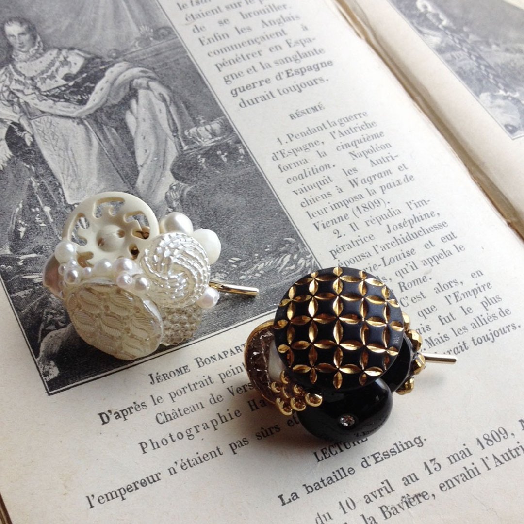 Free shipping / vintage button and natural stone pony hook - 发饰 - 宝石 白色