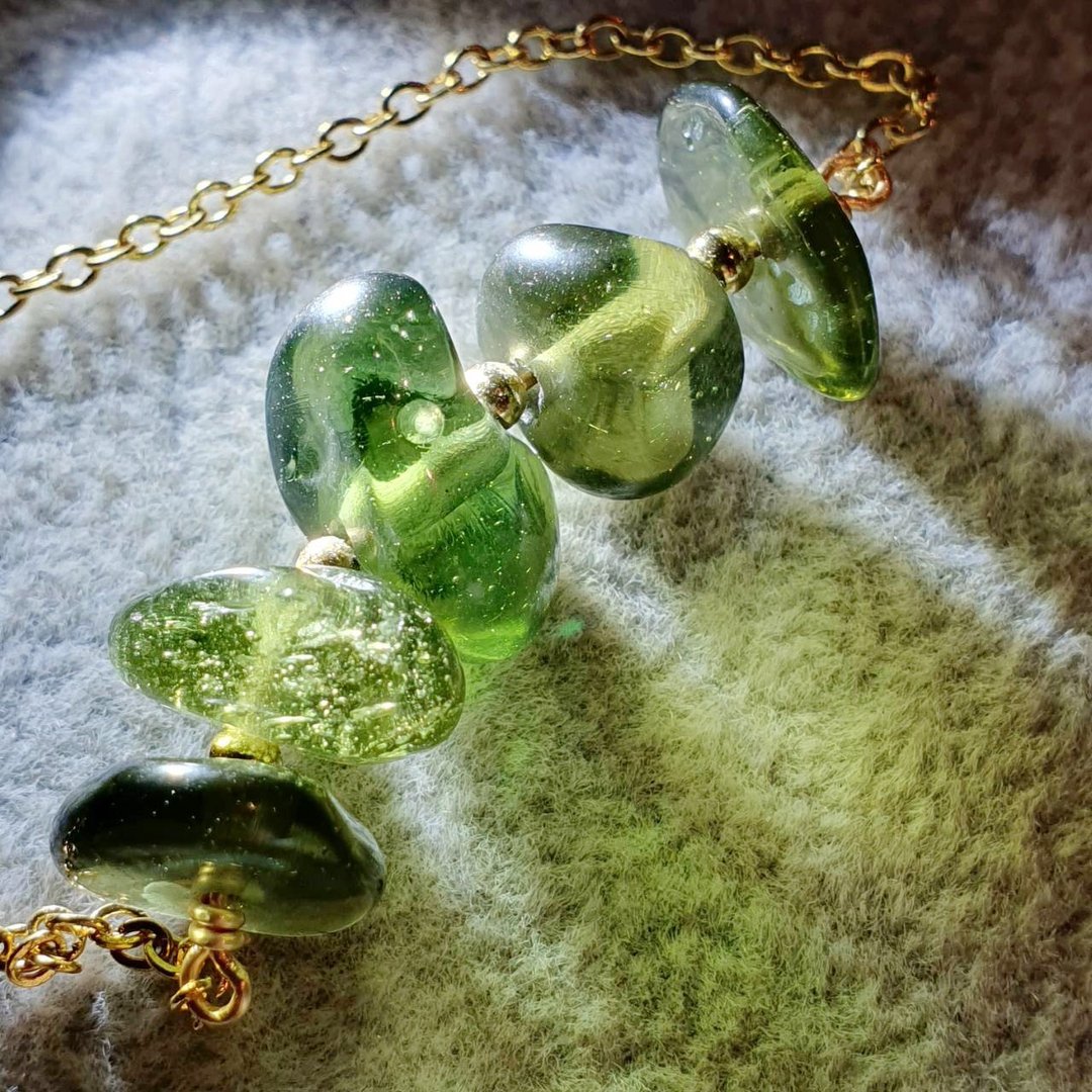 仅此一条 天然捷克陨石原矿滚石 设计款锁骨链 钛钢 Moldavite - 项链 - 宝石 绿色