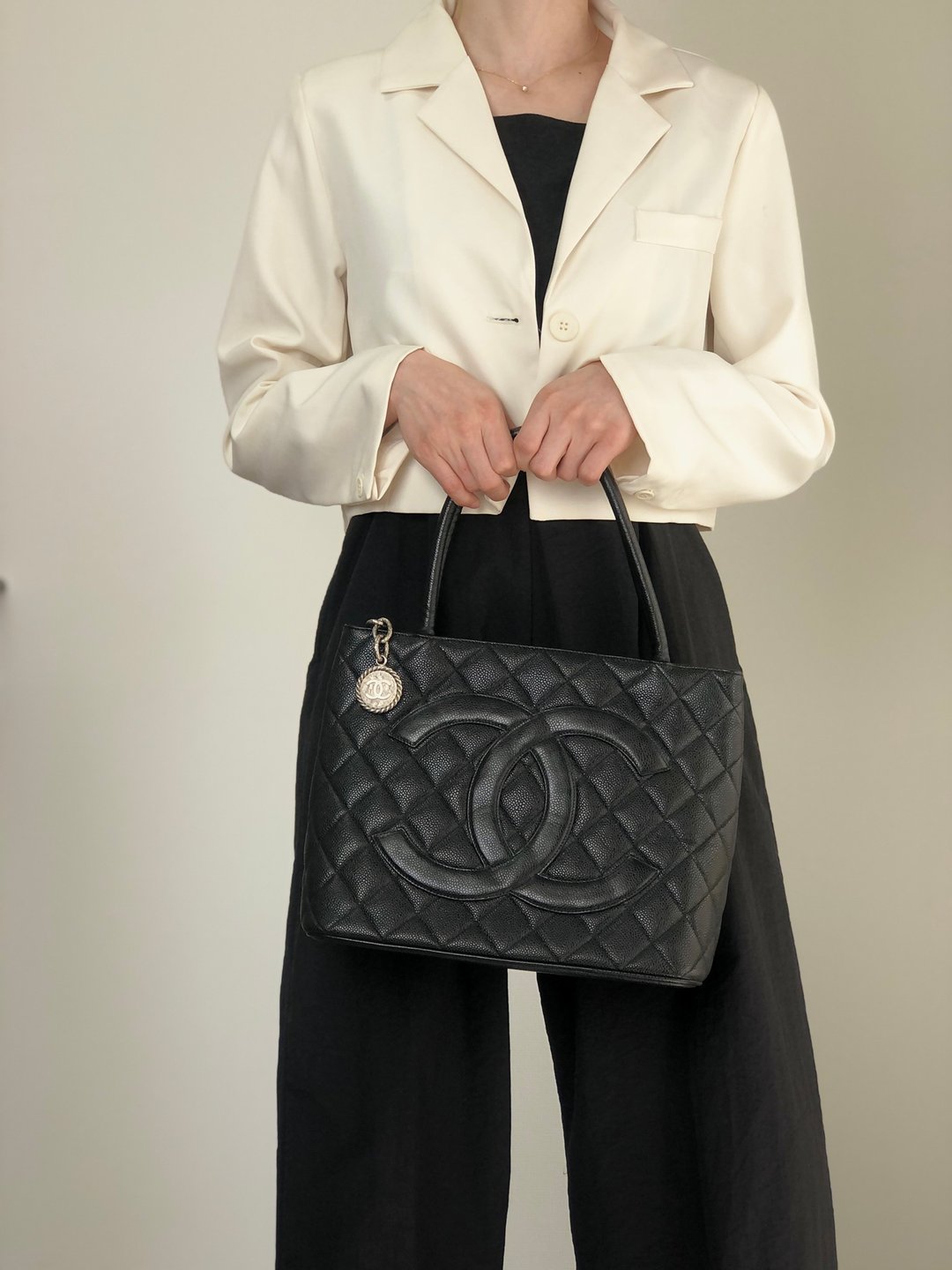 【日本直送 名牌中古包】CHANEL 香奈儿 手提包 黑色 双 C Logo 鱼子酱皮革 托特包 vintage 古着 c6sifv - 手提包/手提袋 - 真皮 黑色