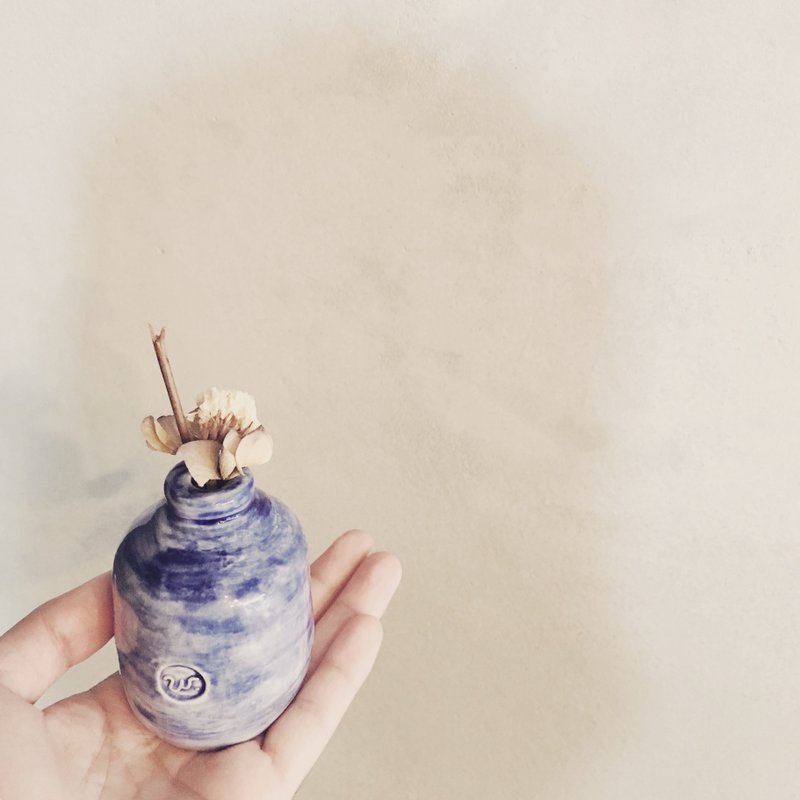 手刷蓝色logo花器 - 摆饰 - 陶 蓝色