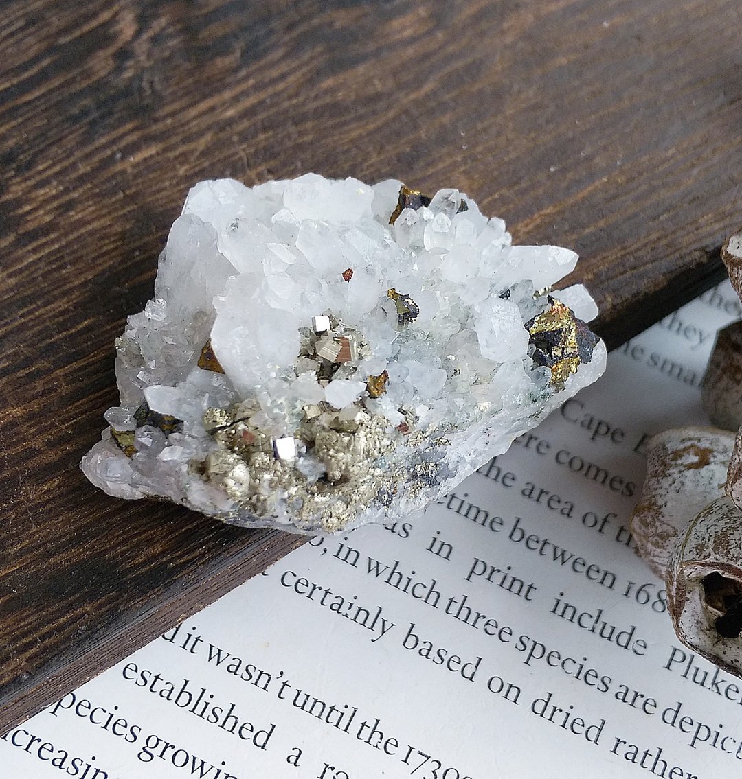 Quartz with Chalcopyrite 江西 水晶 黄铜矿共生 天然矿石 原矿 - 摆饰 - 其他材质 