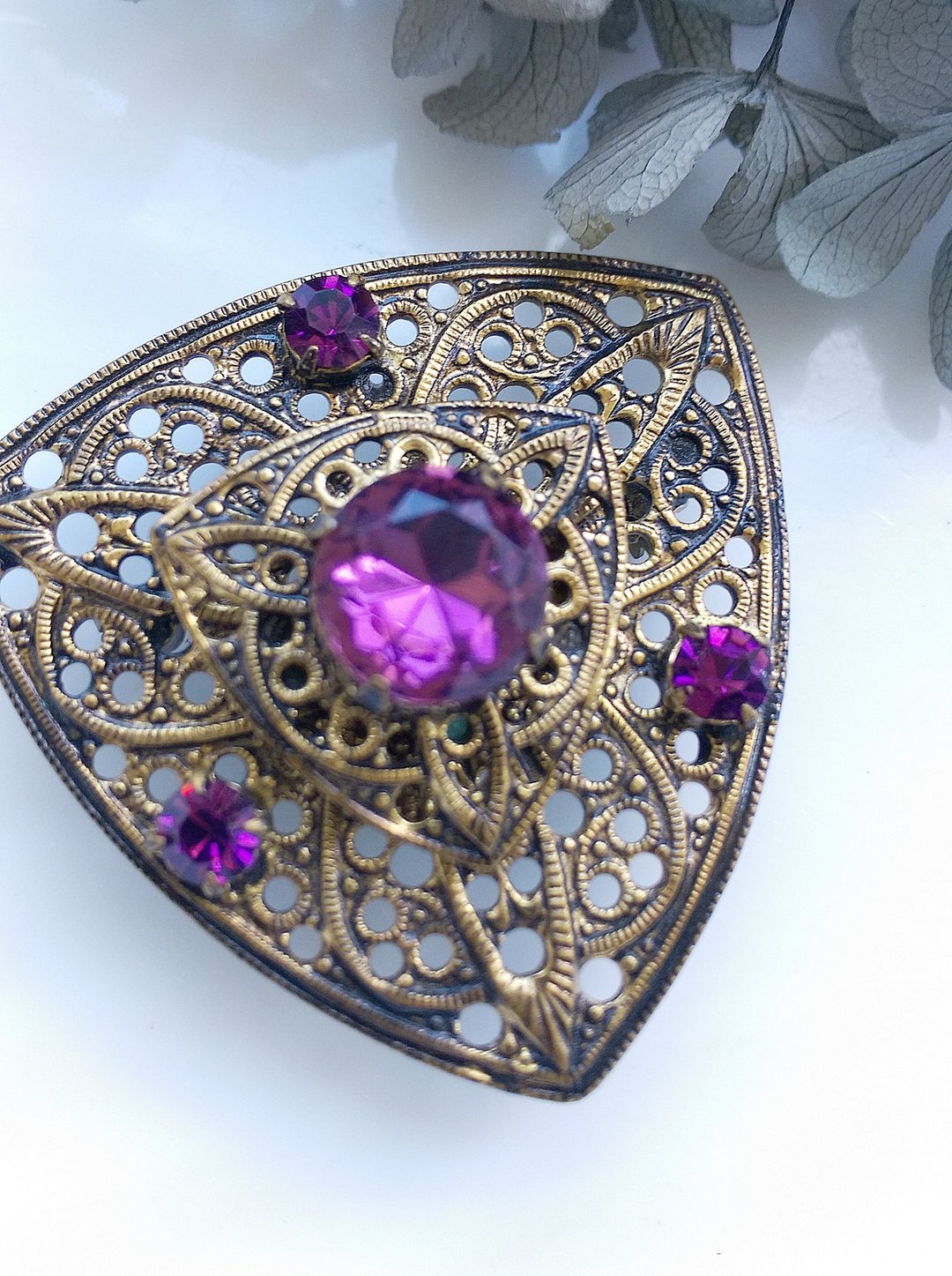 Vintage Jewelry 西洋古董饰品 紫石 三位一体图纹篓空盾 别针 - 徽章/别针 - 其他金属 金色