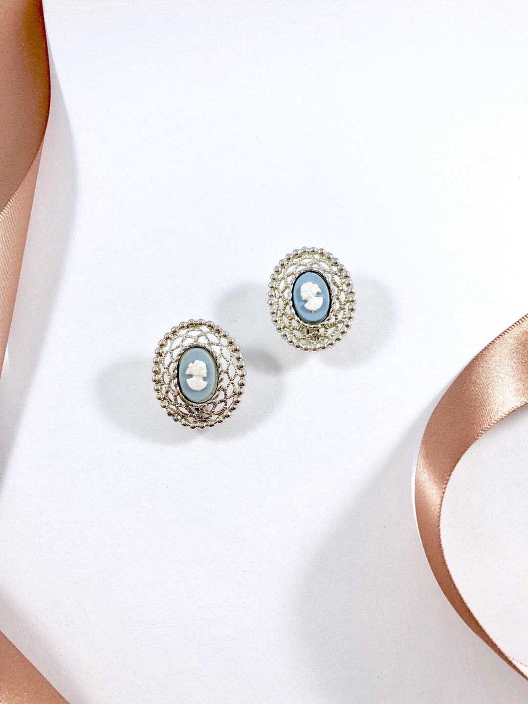 Vintage 70s Sarah Coventry Cameo Clip On Earrings - 耳环/耳夹 - 银 银色