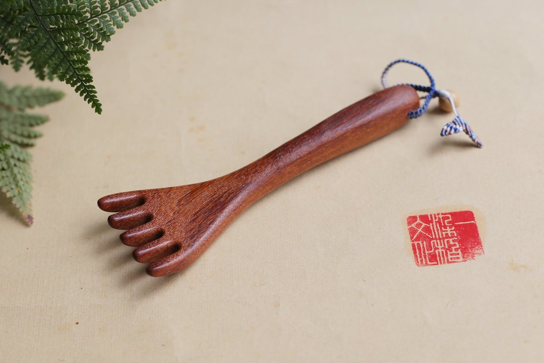 壹染指手作 | 檀木 按摩 挠痒小耙梳 | 自然健康 可爱 - 彩妆刷具/镜子/梳子 - 木头 咖啡色