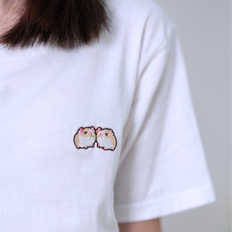 天竺鼠电绣 T-shirt 天竺鼠抢草款 - 女装 T 恤 - 棉．麻 
