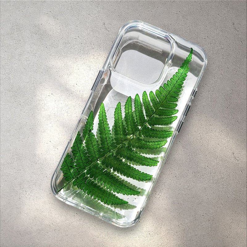 手作押花手机保护壳| iPhone 16 Pro I 蕨影细语 - 手机壳/手机套 - 塑料 绿色