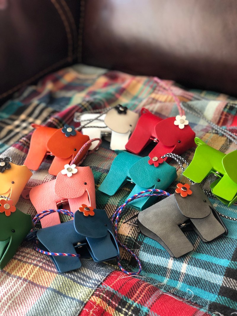 配戴花花或配小金牌的大象艾力芬吊饰/酒精搓手液套/锁匙包 - 吊饰 - 人造皮革 