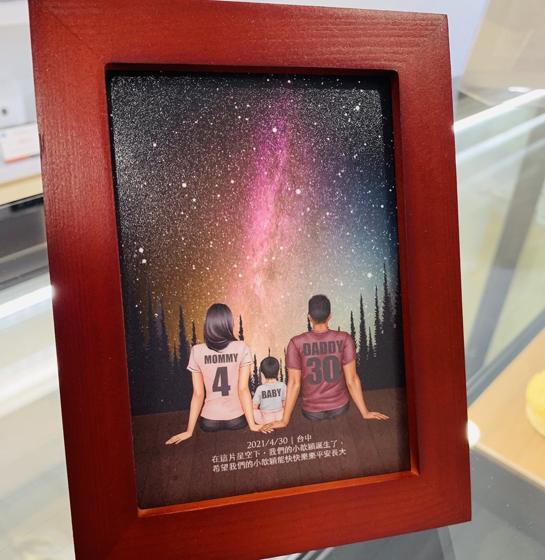定制Q版宝宝爸爸妈妈背影纪念生日当天的真实星空夜晚A6木框画 - 玩具/玩偶 - 木头 红色