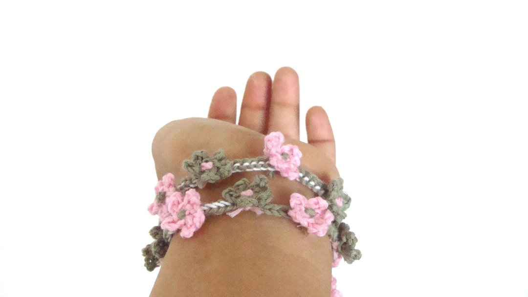 Fiber flowers bracelet pale pink, pale khaki green, lariat bracelet - 手链/手环 - 棉 粉红色