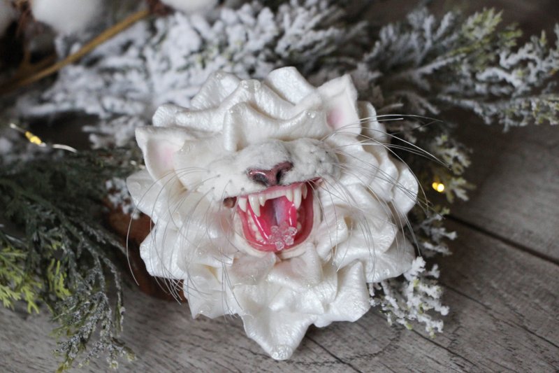 掠食性猫咪胸针 猫咪胸针 - 胸针 - 粘土 白色