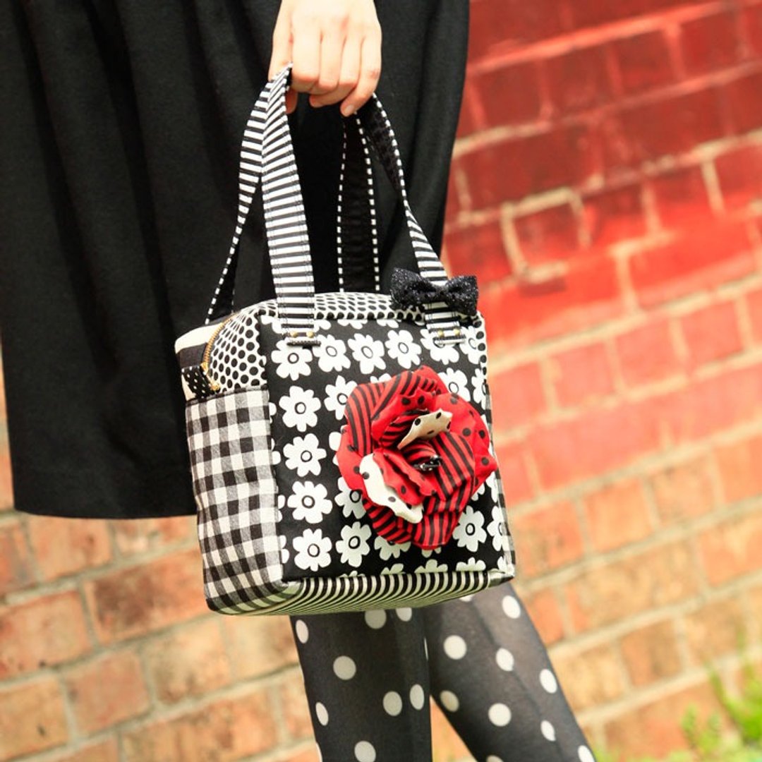 cube handbag Femme Fatale with red corsage Monochrome flowers dots borders - 侧背包/斜挎包 - 棉．麻 黑色