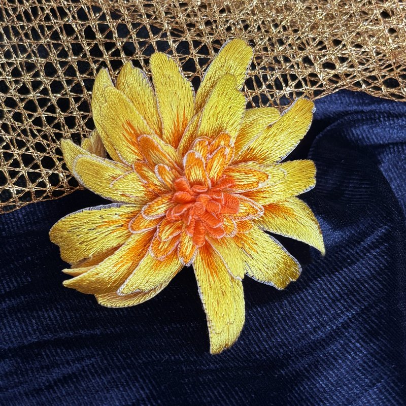雏菊立体刺绣胸针 - 胸针 - 绣线 多色