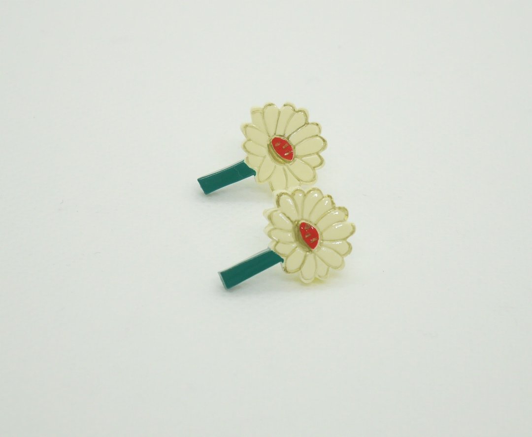 Oxeye Daisy Earrings - 耳环/耳夹 - 树脂 白色