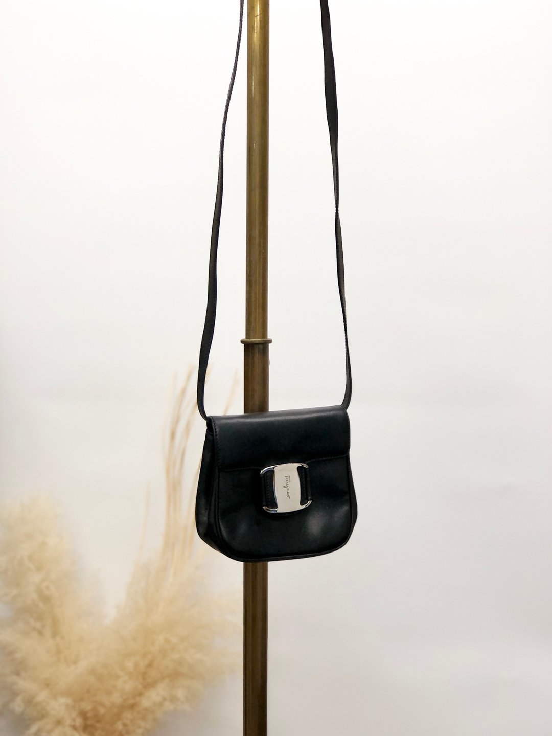 【日本直送 中古包】Salvatore Ferragamo 经典 VARA 鱼子酱皮革 翻盖斜背包 黑色 vintage gme78s - 侧背包/斜挎包 - 真皮 黑色