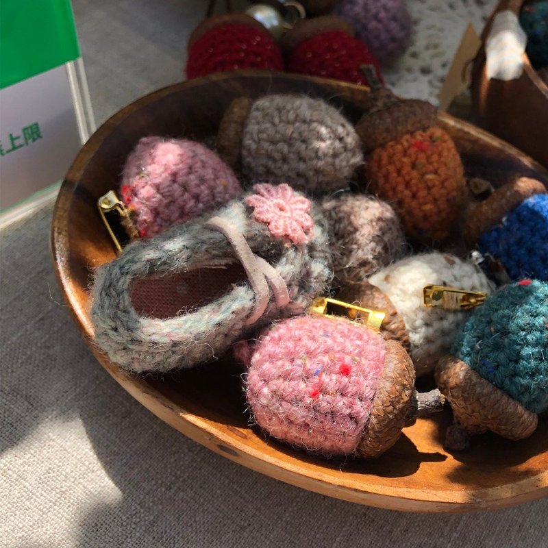 钩织工艺。迷你舞鞋别针 - 胸针 - 棉．麻 灰色