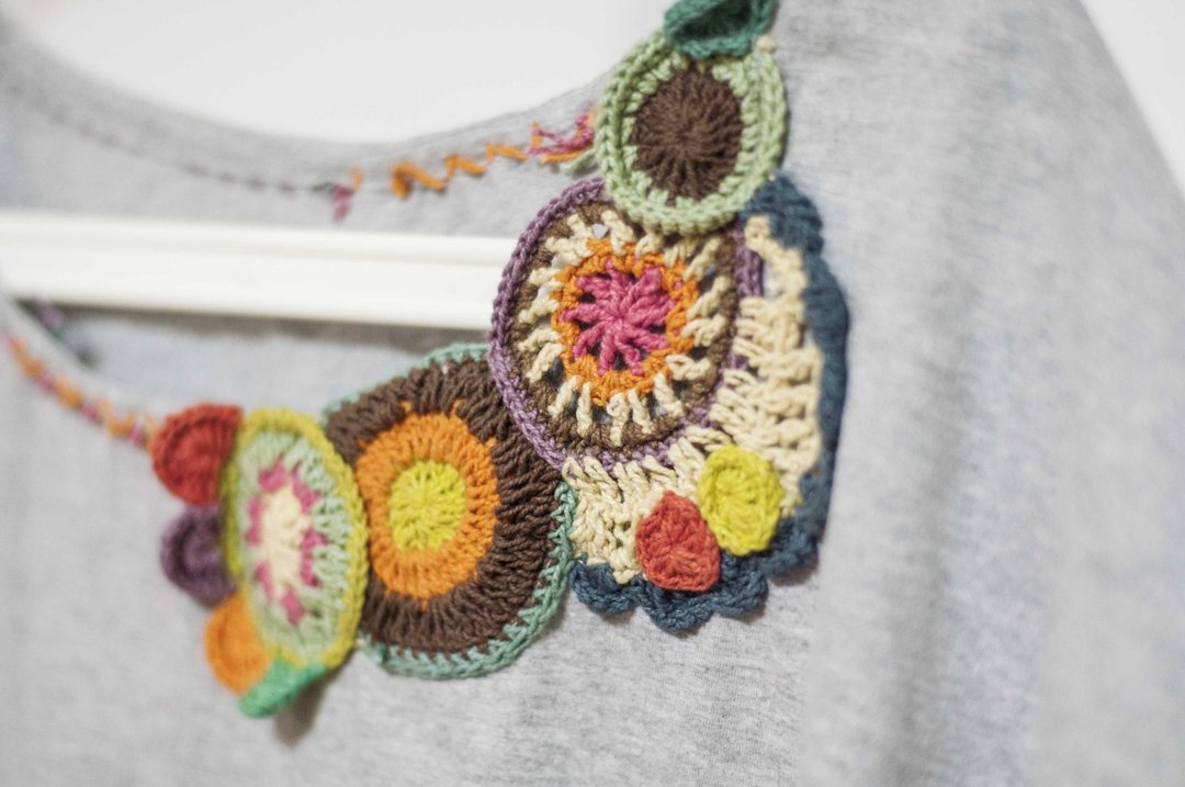 钩织上衣/拼接短袖上衣/手工刺绣Tee/ethnic tops-北欧马卡龙花朵 - 女装上衣 - 棉 灰色