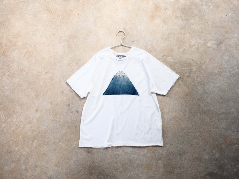 The Blue Mountain Peak. Organic unisex indigo dyed t-shirt - 男装上衣/T 恤 - 棉．麻 白色