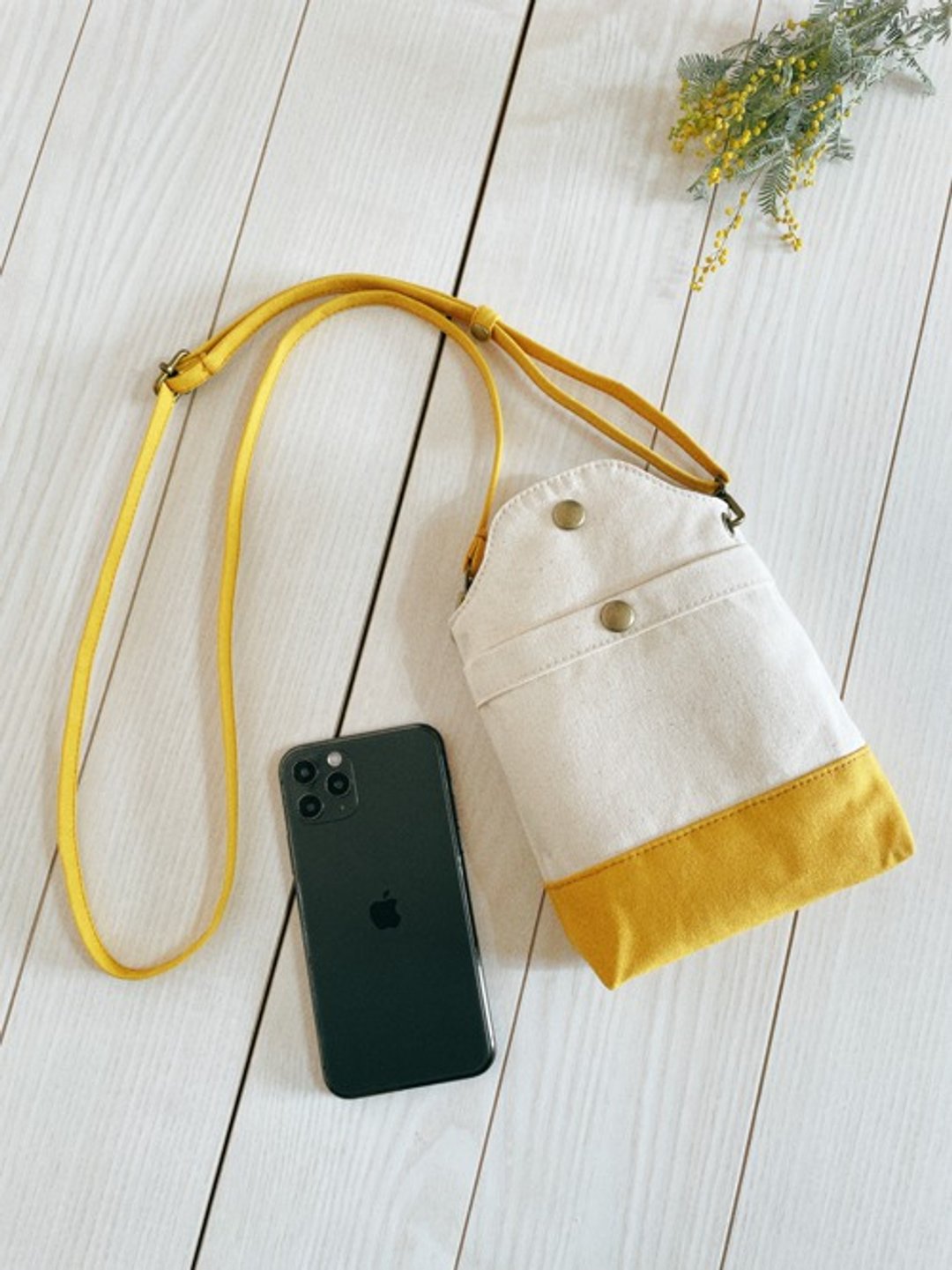 Kurashiki Canvas Mimosa Yellow Bicolor Smartphone Pochette Smartphone Shoulder Smartphone Pouch Kinari x Yellow - 侧背包/斜挎包 - 棉．麻 