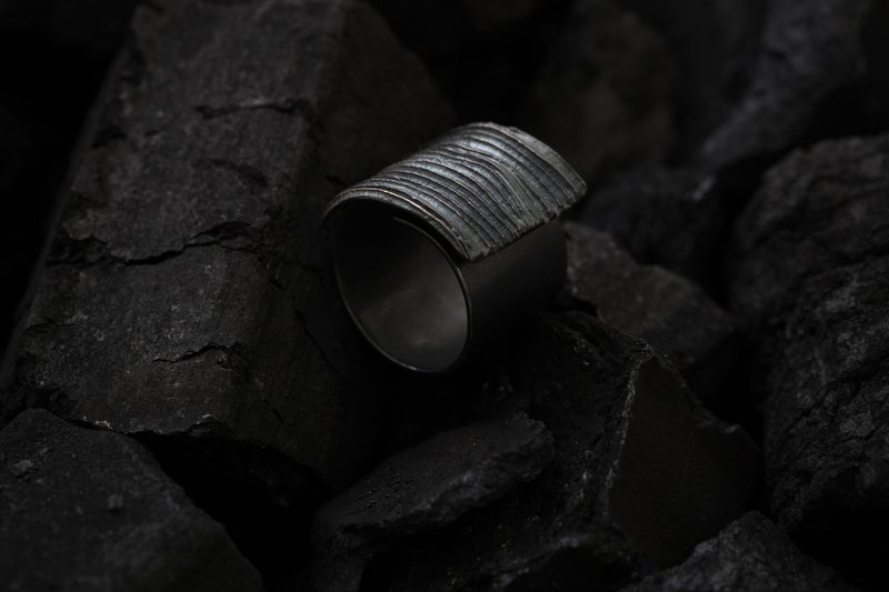 Calligraphy 墨折 行纵戒指 Oxidized Silver Ring - 手链/手环 - 纯银 黑色