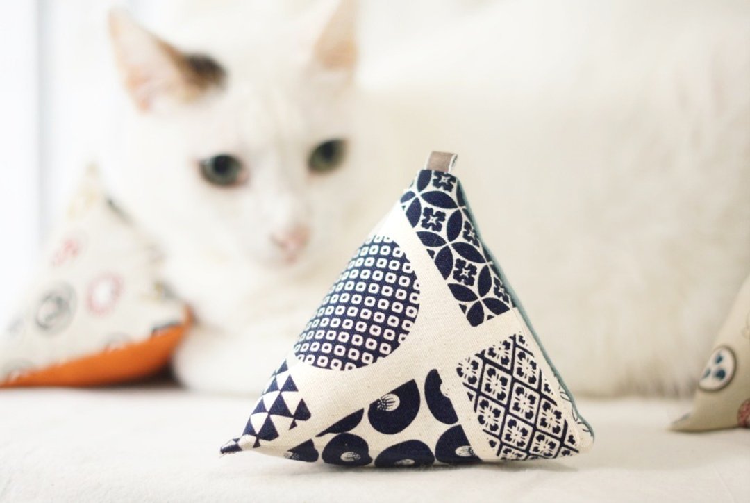 立体茶包造型沙铃猫薄荷 solo toy ,可当球踢也可以吊着玩喔~ - 玩具 - 棉 卡其色