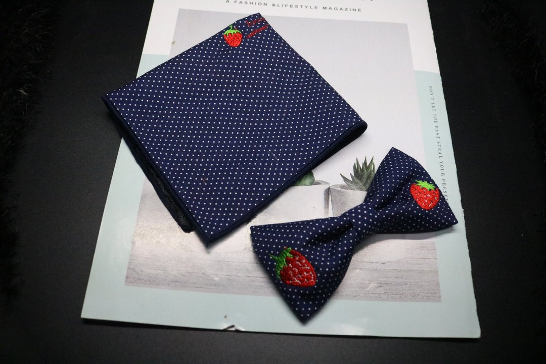 藍色波點刺繡草莓領結口袋巾套裝英倫風婚禮套裝 - 领结/领巾 - 棉 多色