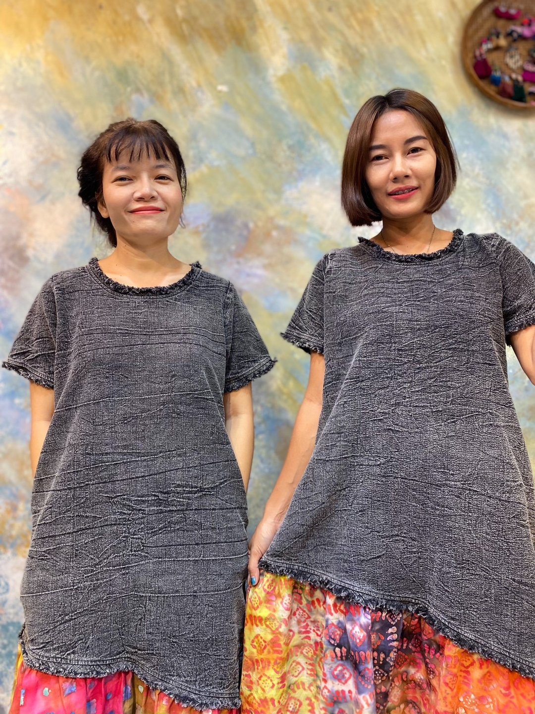 短袖洋装，采用水洗黑色的Chin Mai布料，下摆斜接橘色蜡染图案的印度布。 - 洋装/连衣裙 - 棉．麻 黑色