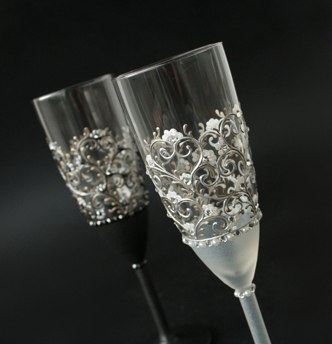 Wedding Champagne Glasses Mr. and Mrs. Customized Hand Painted set of 2 - 酒杯/酒器 - 玻璃 白色