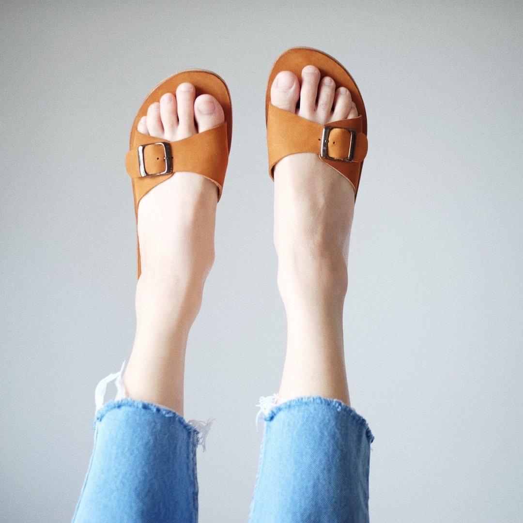 Nubuck leather Buckle Sandal Caramel / AB003 - 女款休闲鞋 - 真皮 咖啡色