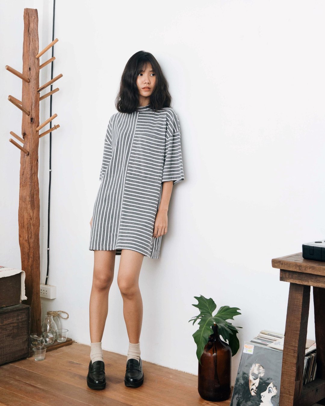 MINIMAL GREY-WHITE STRIPE COTTON UNISEX OVERSIZED TEE DRESS WITH HIGH NECK AND DROP SHOULDER - 中性连帽卫衣/T 恤 - 棉 灰色