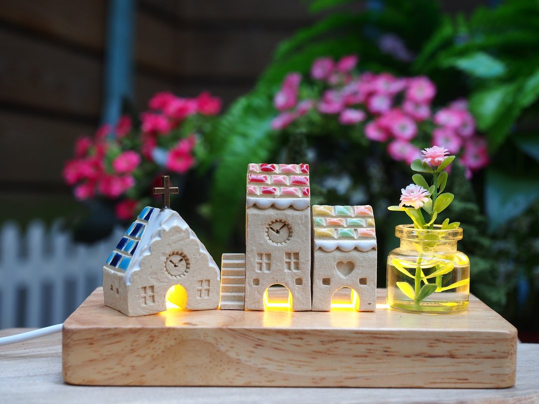 彩绘欧洲糖果屋6件组/(3栋小屋+1小楼梯+1玻璃瓶/花+1木座灯) - 摆饰 - 陶 多色