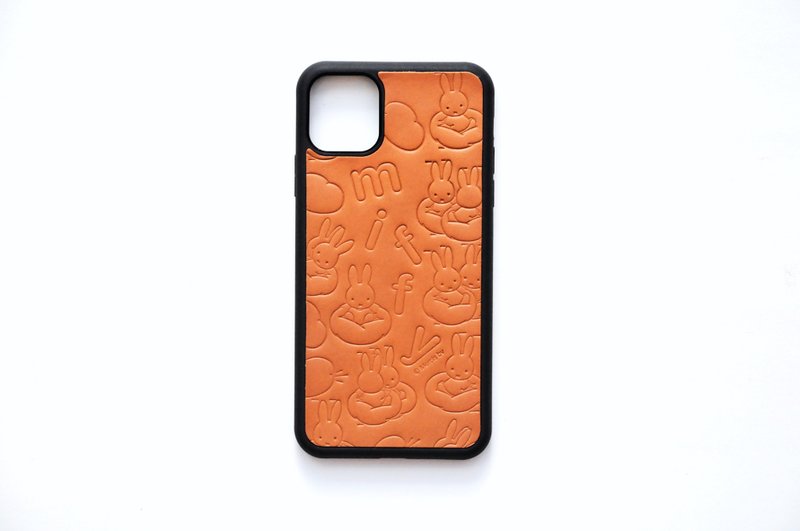 【Pinkoi x miffy】iPhone殻 皮革DIY材料包 结伴云游 米菲兔 - 皮件 - 真皮 咖啡色