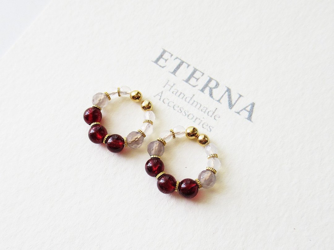 Garnet, white and gray chalcedony, tiny hoop earrings 夾式耳環 - 耳环/耳夹 - 石头 红色