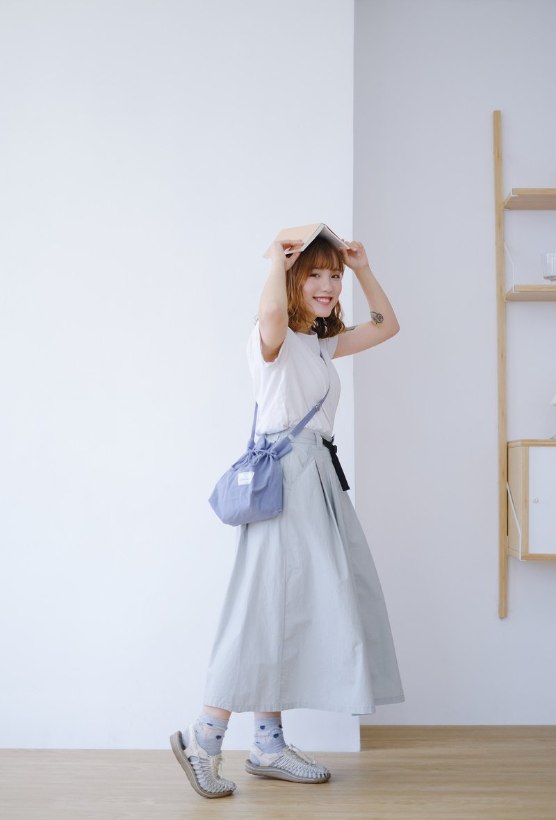 \ 出走吧 / 迷你饭团束口斜背包 (海水蓝色) / 815a.m - 侧背包/斜挎包 - 棉．麻 