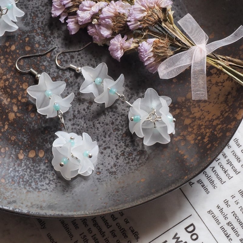 【耳夹/耳针】星花之辉 | 白色花束摇曳感手作耳环 - 耳环/耳夹 - 压克力 白色