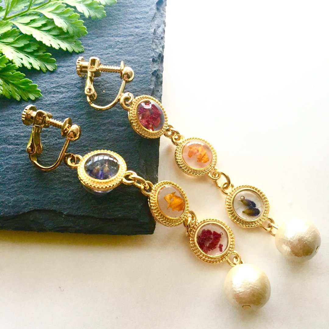 Gold frame earrings*Pearl* - 耳环/耳夹 - 植物．花 红色
