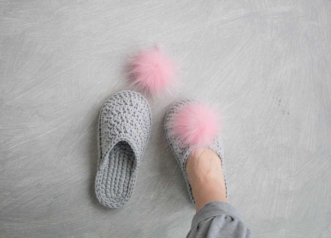 Gray crochet slippers with pompon - Home slippers - Knitting shoes - 拖鞋 - 棉 灰色