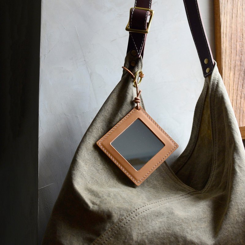 【如影随影的观察者】植鞣牛皮镜子 随身镜 化妆镜 - 彩妆刷具/镜子/梳子 - 真皮 卡其色