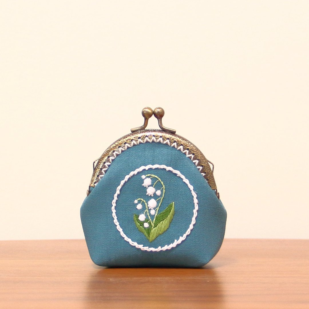 Lily of the valley embroidery clasp mini pouch hand embroidery - 化妆包/杂物包 - 棉 