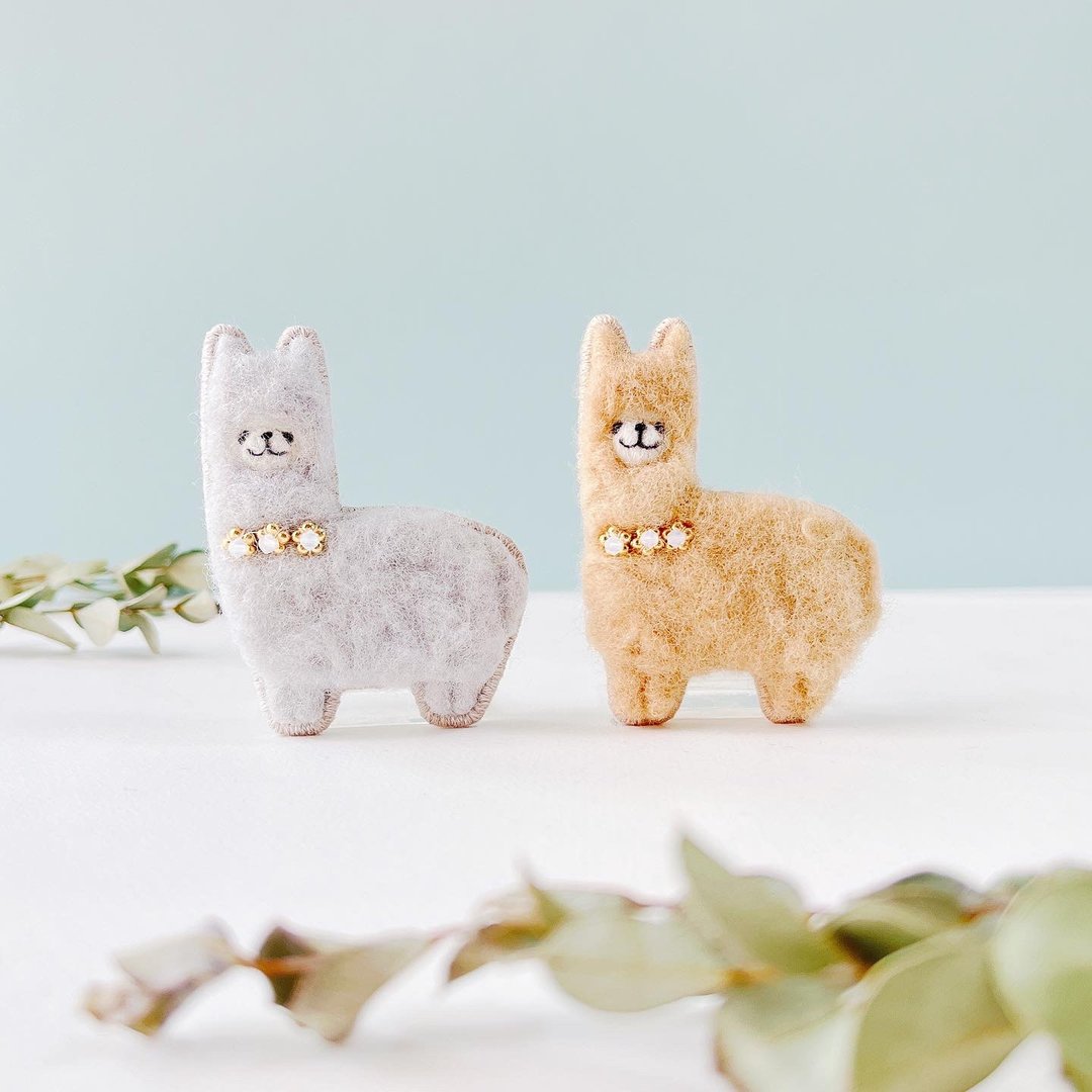Birthstone Alpaca Brooch October White Opal - 胸针 - 羊毛 白色