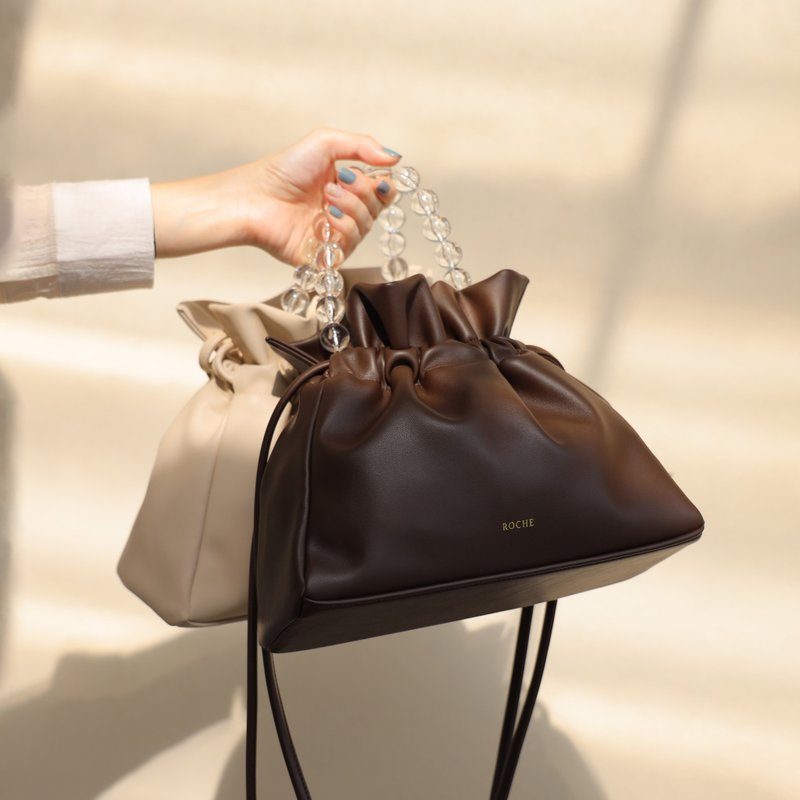 POPPIN Drawstring Bucket Bag in Chocolate - 手提包/手提袋 - 人造皮革 咖啡色