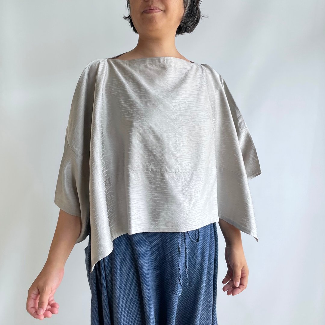 【独一无二】短版和服袖套头上衣 - 丝绸和服“立涌纹银色” - 女装上衣 - 丝．绢 银色