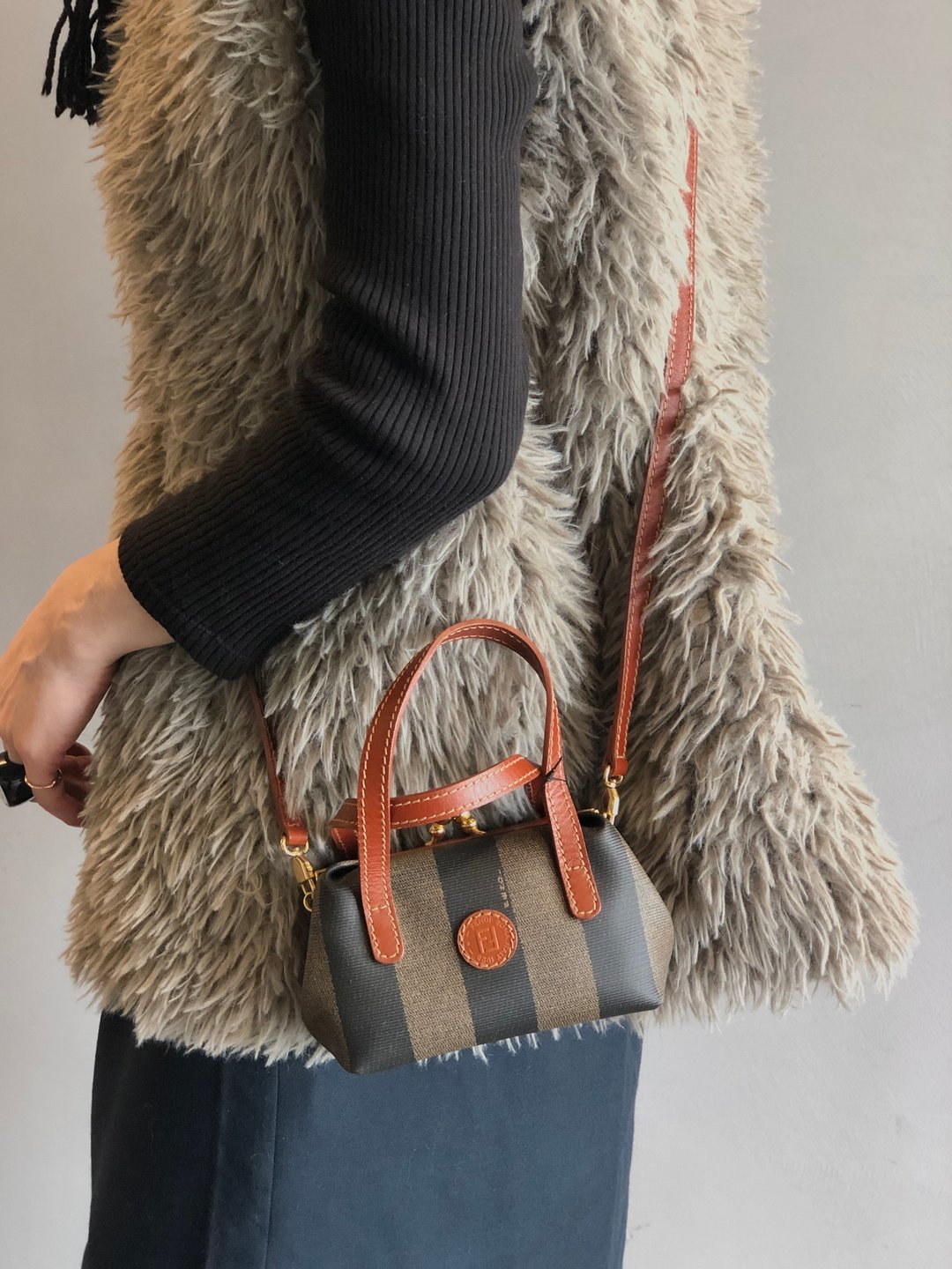 【日本直送 名牌中古包】FENDI PEEKABOO 经典格纹 侧背包 棕色 压印 Logo PVC 皮革 2way 微型迷你包 零钱包 pr7k2h - 侧背包/斜挎包 - 真皮 咖啡色