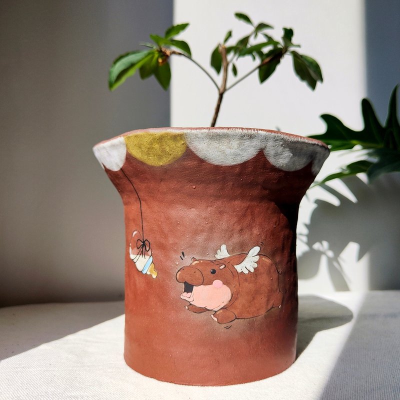 Flying baby hippo painted on dark brown clay planter. - 花瓶/陶器 - 陶 
